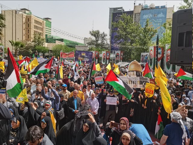 نمایش تصاویر شهیدان یحیی السنوار، شهید مغنیه، حاج قاسم سلیمانی و… در اجتماع مردمی تهران + ویدئو | آتش زدن پرچم اسرائیل