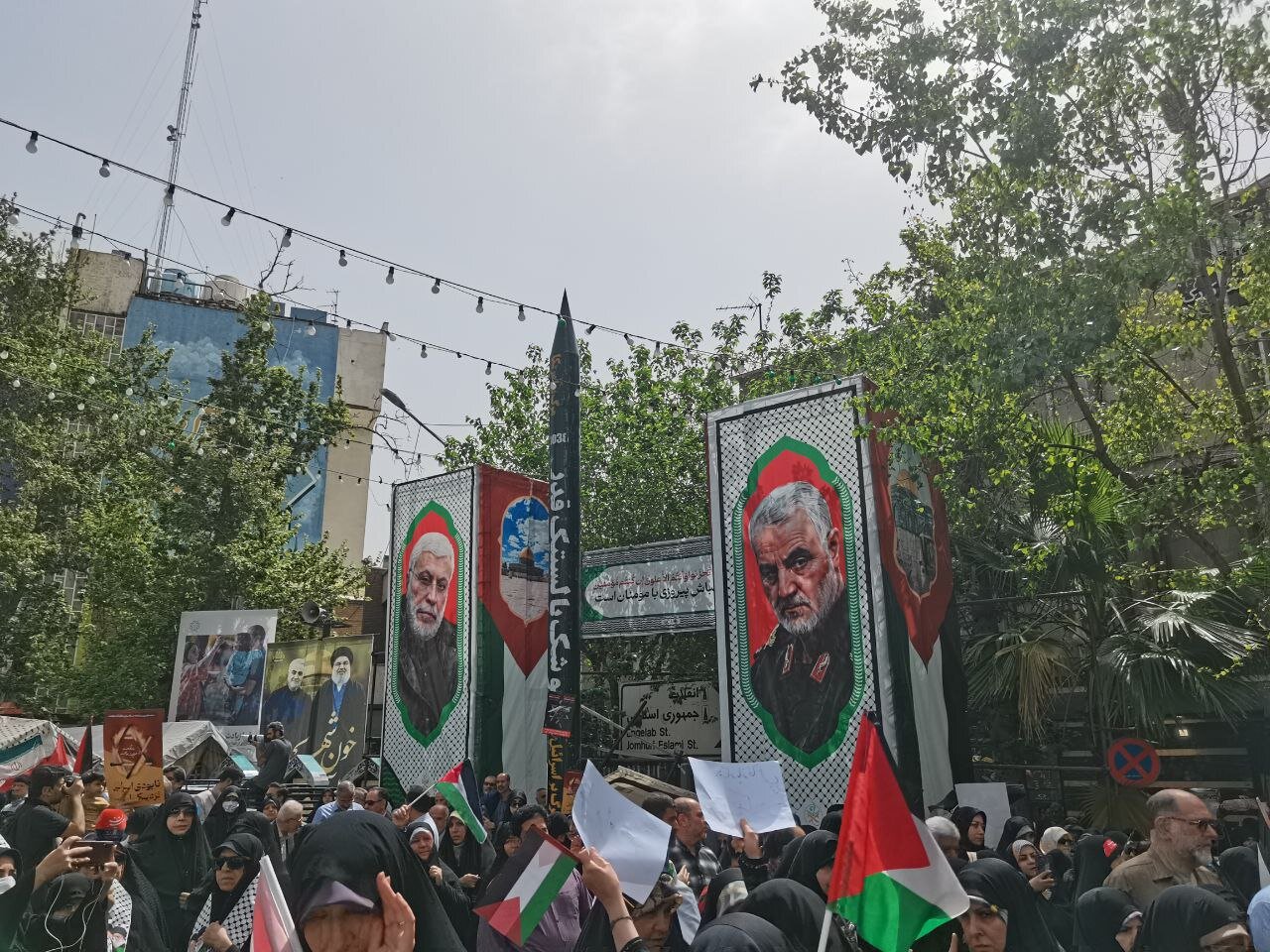 ماکت موشک بالستیک قدر در میدان فلسطین | عکس