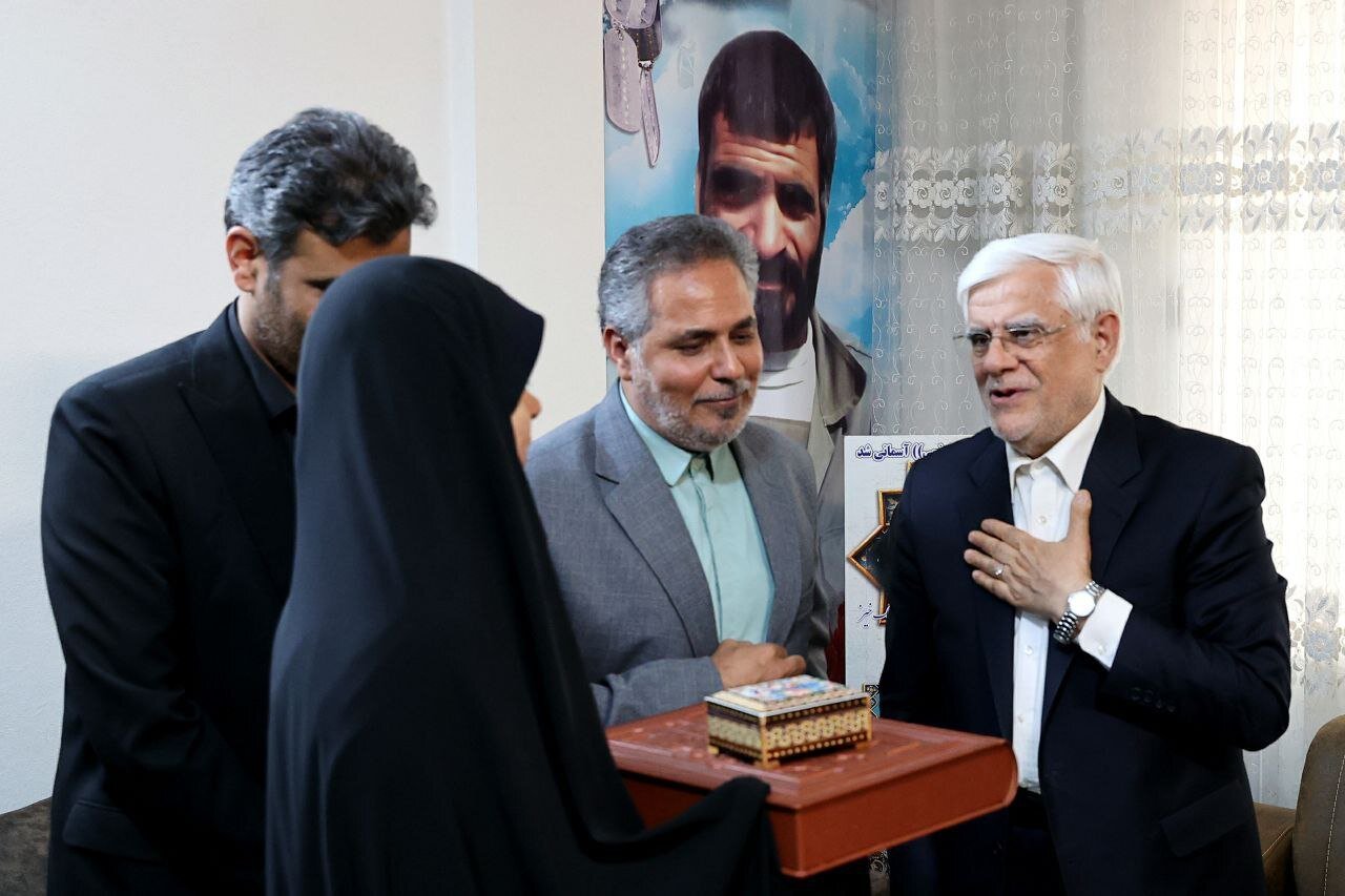 عارف در جمع خانواده شهید برونسی | تصاویر