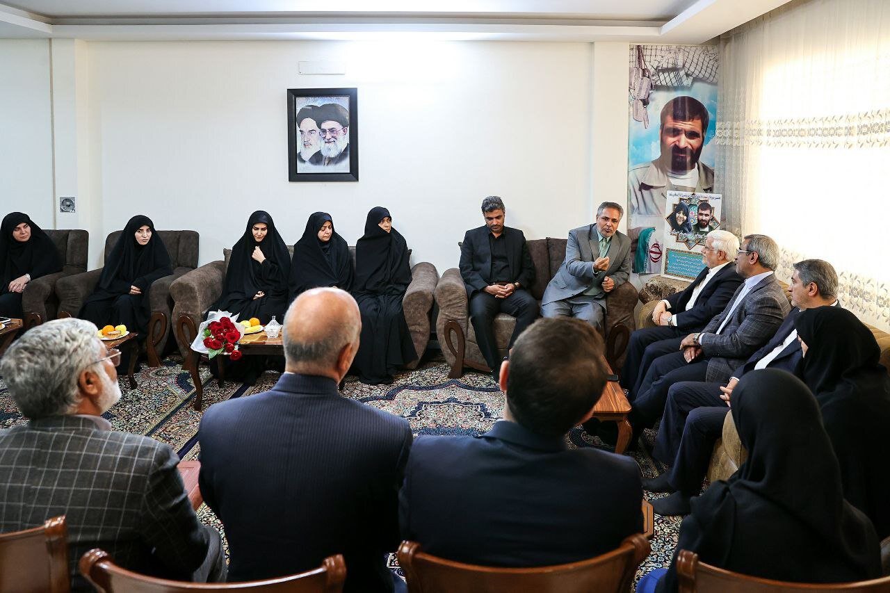 عارف در جمع خانواده شهید برونسی | تصاویر