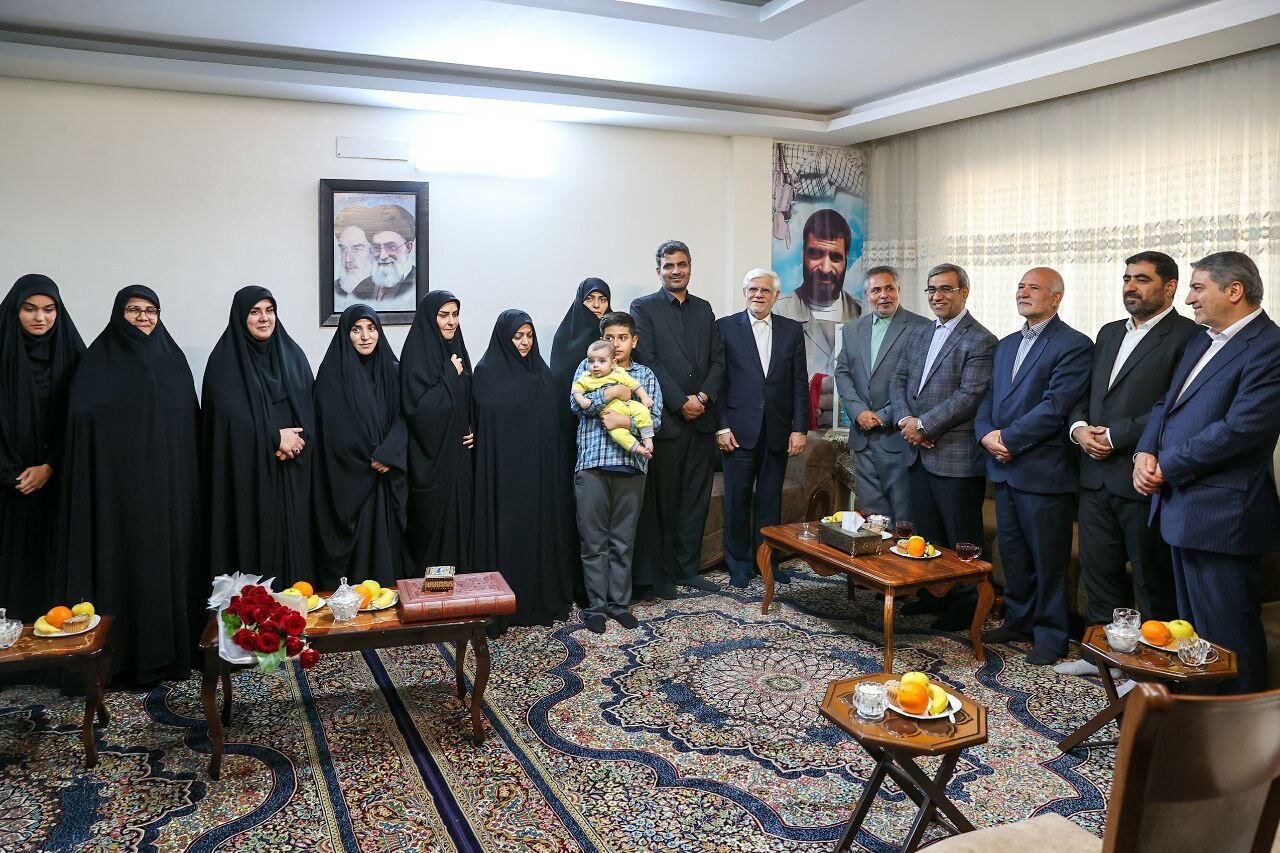 عارف در جمع خانواده شهید برونسی | تصاویر