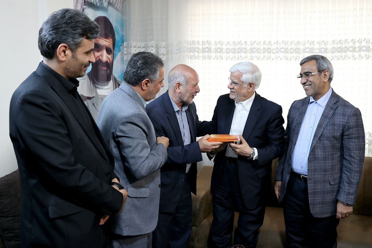 عارف در جمع خانواده شهید برونسی | تصاویر