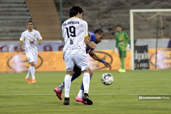 بازی فوتبال استقلال و فولاد خوزستان