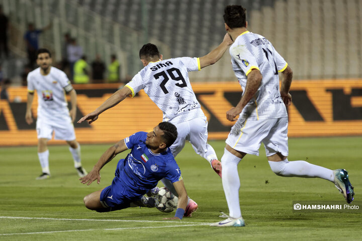 بازی فوتبال استقلال و فولاد خوزستان