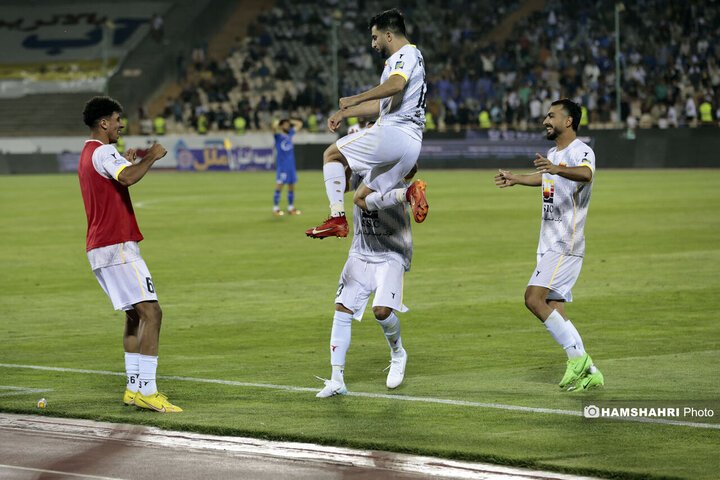 بازی فوتبال استقلال و فولاد خوزستان