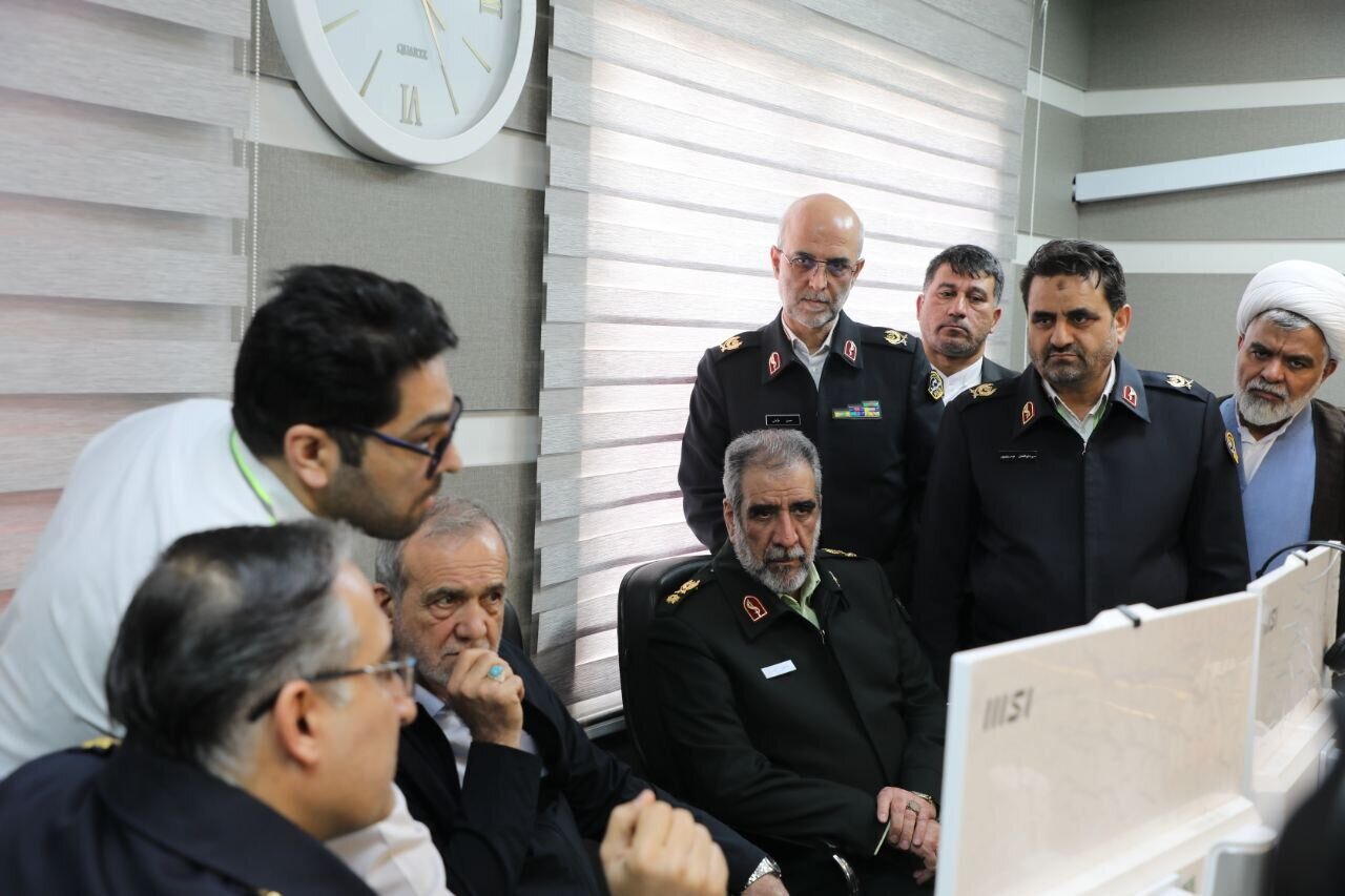 بازدید سرزده پزشکیان از ستاد فرماندهی پلیس راهنمایی و رانندگی تهران