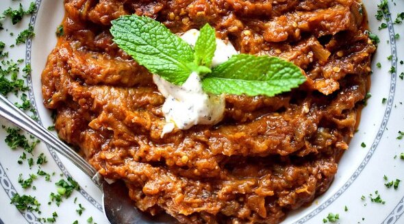 طرز تهیه میرزا قاسمی با بادمجان کبابی و طعم دودی میرزاقاسمی
