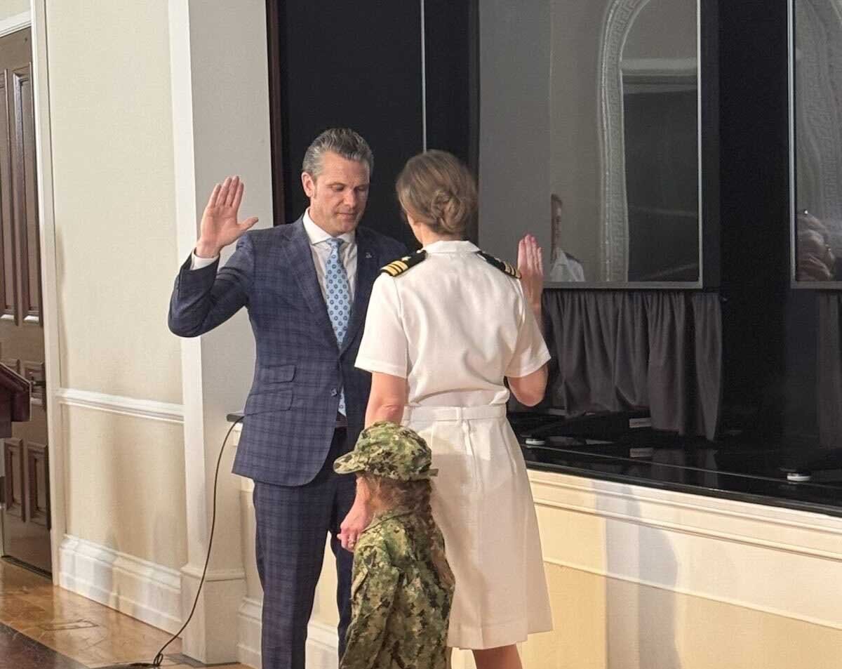 مراسم سوگند مورگان اورتگاس در کنار دختر خردسالش | تصاویر