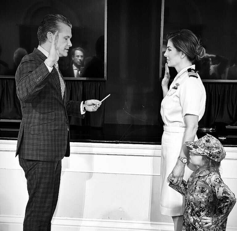 مراسم سوگند مورگان اورتگاس در کنار دختر خردسالش | تصاویر