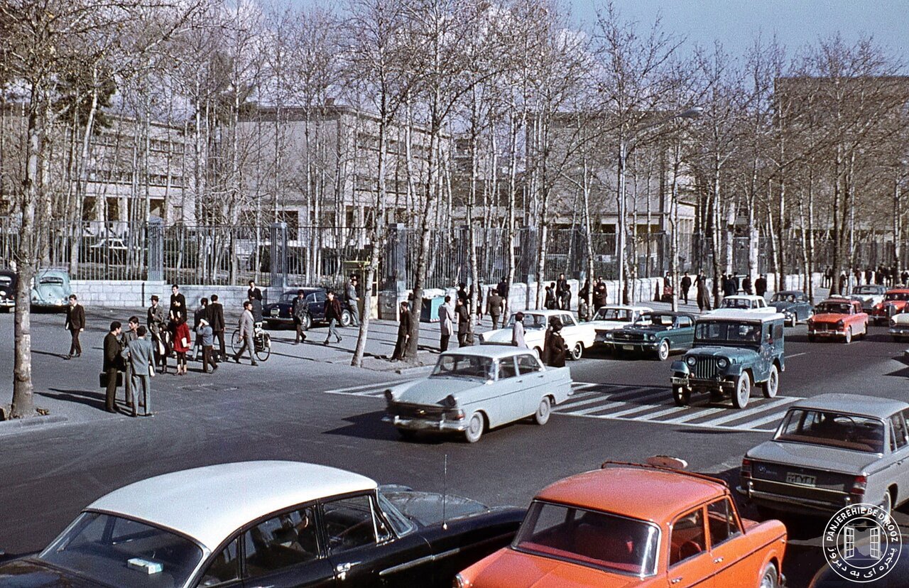 عکسهای کمتر دیده شده از خیابان و میدان انقلاب | تاریخ به روایت یک میدان