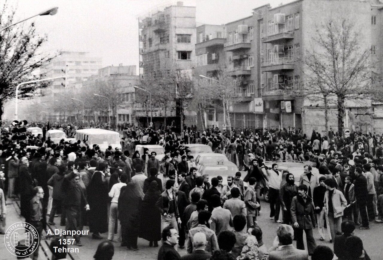 عکسهای کمتر دیده شده از خیابان و میدان انقلاب | تاریخ به روایت یک میدان