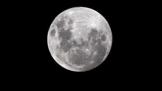 ماه کامل بر فراز ساحل «کیاما سرف»(Kiama Surf) واقع در ۱۲۰ کیلومتری جنوب سیدنی
