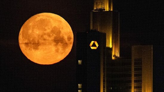 ماه صورتی در پشت دفتر مرکزی «کومرتس‌بانک»(Commerzbank) واقع در شهر فرانکفورت آلمان
