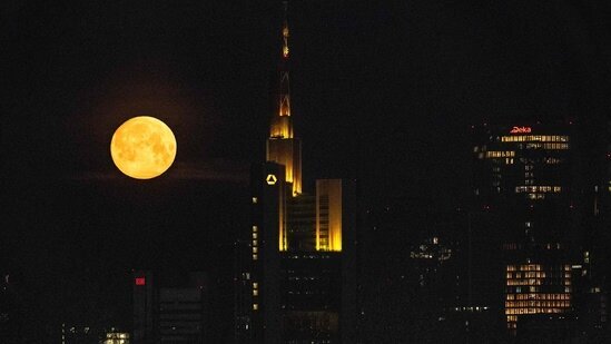 ماه صورتی در پشت دفتر مرکزی «کومرتس‌بانک» آلمان
