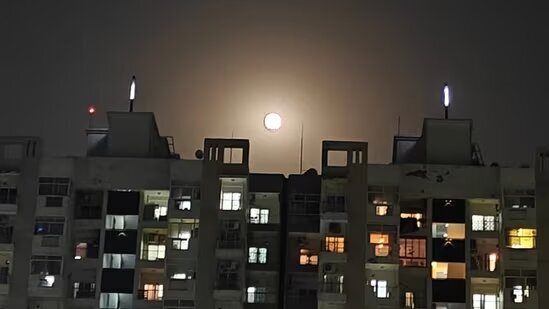 ماه صورتی در آسمان شهر نویدا ایالت اوتار پرادش هندوستان
