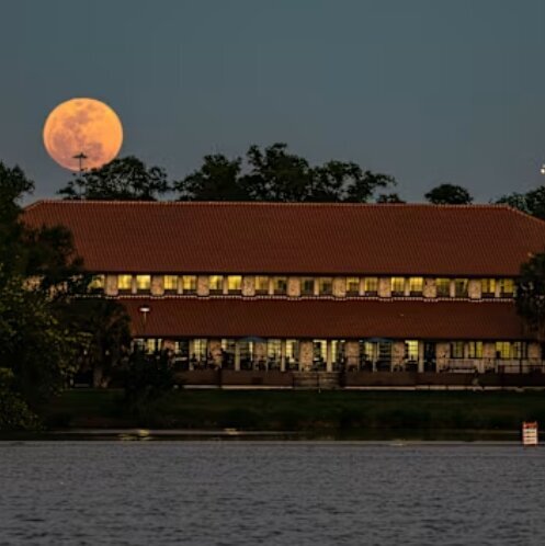 ماه کامل بر فراز شهر سن‌آنتونیو ایالت تگزاس
