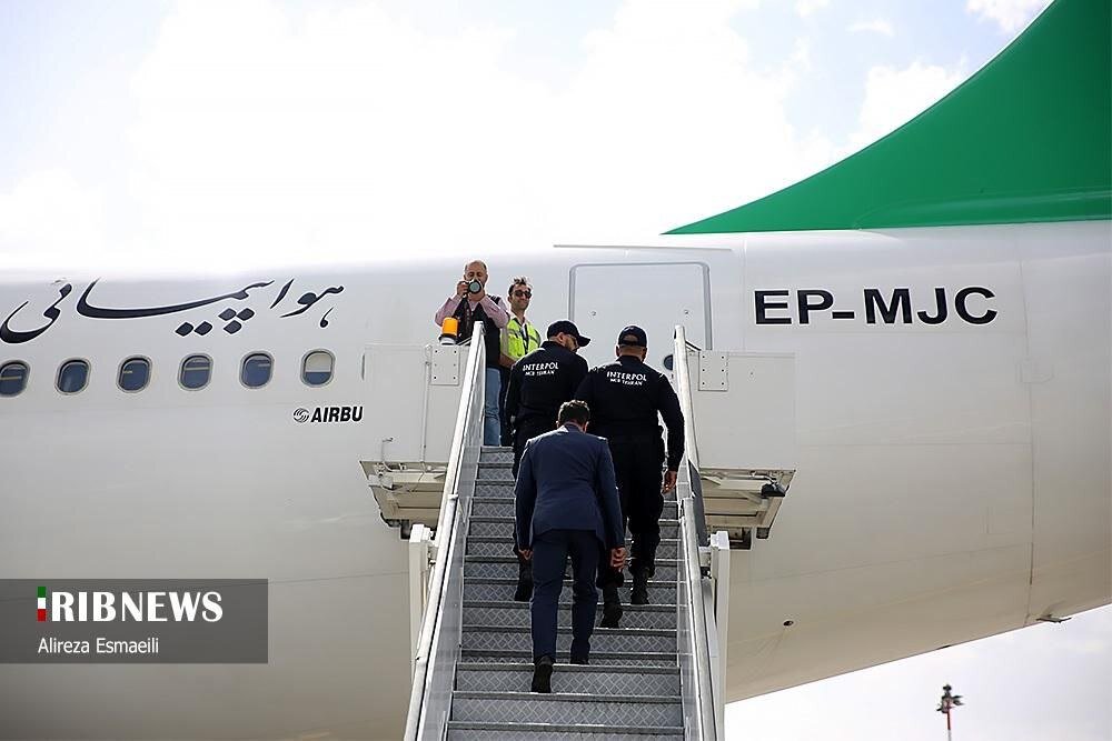 استرداد و دستگیری متهم کلاهبرداری میلیاردی در فرودگاه امام (ره) | تصاویر