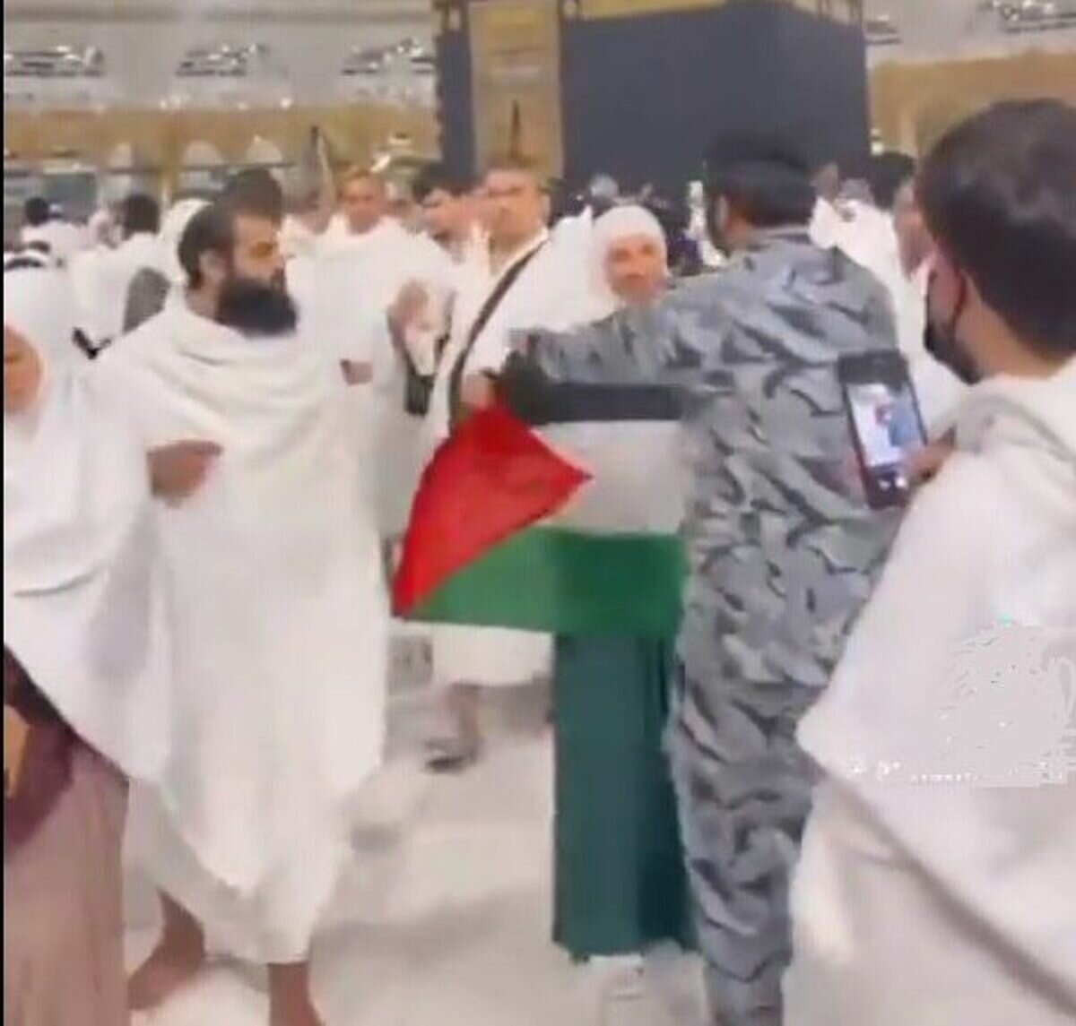 لحظه دستگیری بانویی که در مسجدالحرام پرچم فلسطین را دست گرفته بود + ویدئو