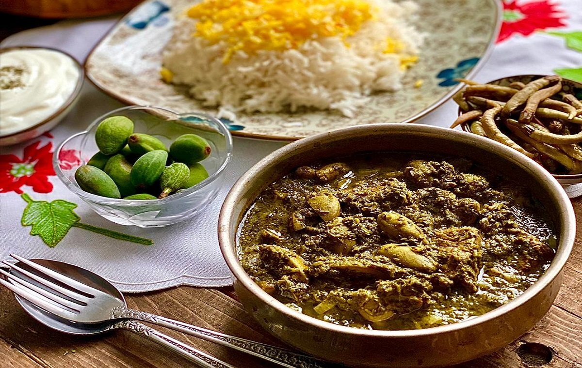 طرز تهیه خورشت چاقاله بادام؛ غذای خوشمزه بهاری