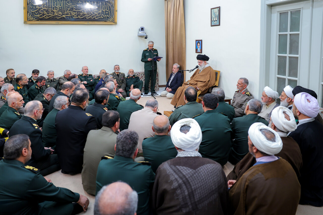 رهبر انقلاب در دیدار فرماندهان: دشمن از پیشرفتهای ایران کلافه و عصبی است