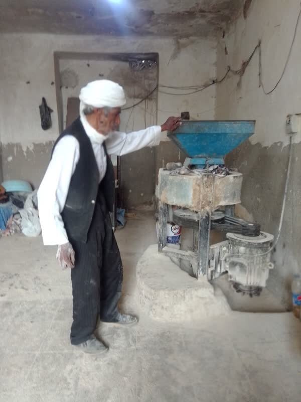 بازمانده نسل آسیابان‌های خراسان بیش از نیم قرن آرد آسیاب کرده است | موهایم را در آسیاب سفید کردم