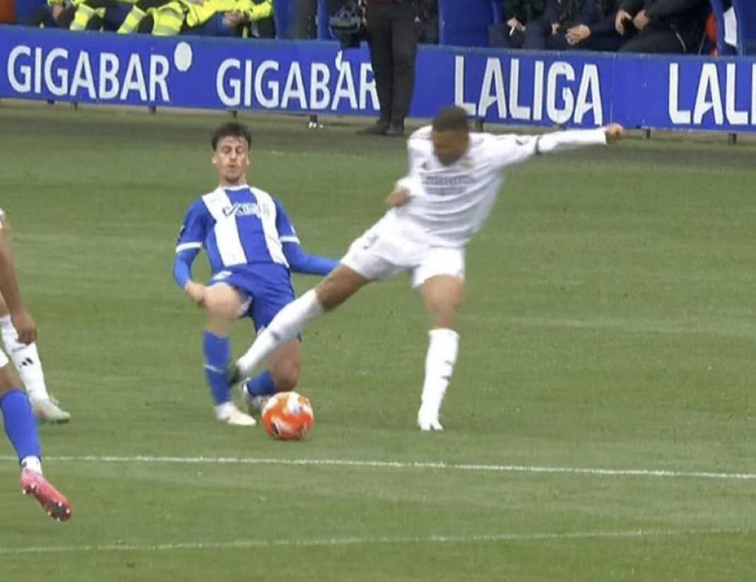 صحنه تکل خشن امباپه که منجر به اخراج او شد! | ویدئو