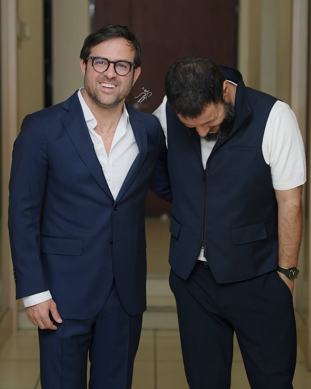 لحظهای که جواد عزتی وارد سینما میشود | قاب دونفره این بازیگر و آقای کارگردان | ببینید