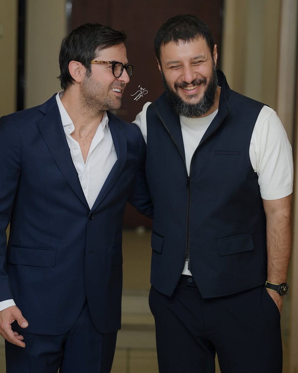 لحظهای که جواد عزتی وارد سینما میشود | قاب دونفره این بازیگر و آقای کارگردان | ببینید