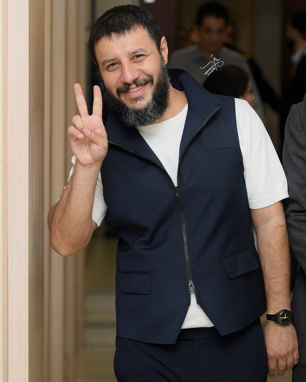 لحظهای که جواد عزتی وارد سینما میشود | قاب دونفره این بازیگر و آقای کارگردان | ببینید