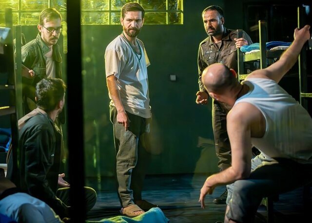 وقتی شوخیهای سربازان به فاجعه رسید | تصاویر این نمایش را ببینید