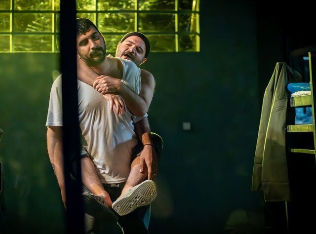 وقتی شوخیهای سربازان به فاجعه رسید | تصاویر این نمایش را ببینید