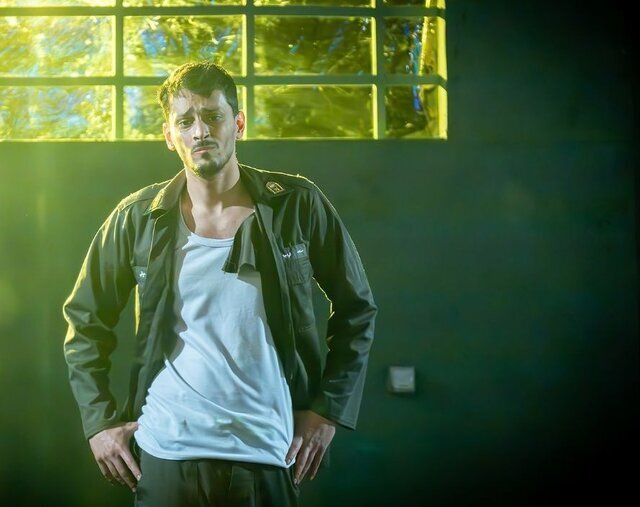 وقتی شوخیهای سربازان به فاجعه رسید | تصاویر این نمایش را ببینید