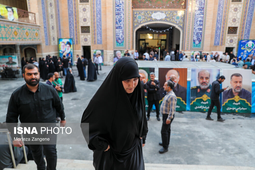 حضور فرزندان شهید حاج قاسم در مراسم نخستین سالگرد شهدای کنسولی ایران در سوریه | تصاویر