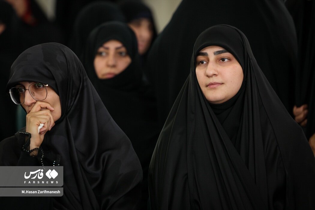 حضور فرزندان شهید حاج قاسم در مراسم نخستین سالگرد شهدای کنسولی ایران در سوریه | تصاویر