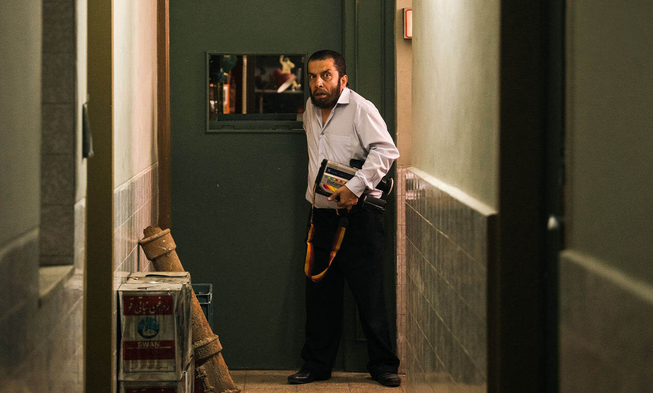 شباهت رضا عطاران به دیکتاتور عراق! | چهره متفاوت پریناز ایزدیار و آزاده صمدی را در این فیلم ببینید