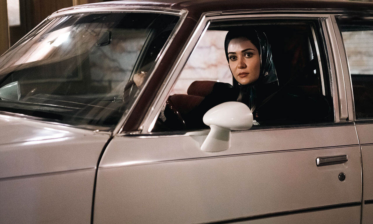 شباهت رضا عطاران به دیکتاتور عراق! | چهره متفاوت پریناز ایزدیار و آزاده صمدی را در این فیلم ببینید