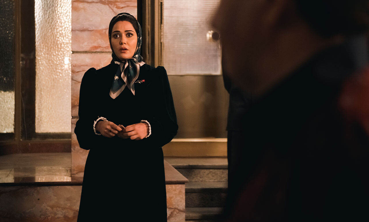 شباهت رضا عطاران به دیکتاتور عراق! | چهره متفاوت پریناز ایزدیار و آزاده صمدی را در این فیلم ببینید