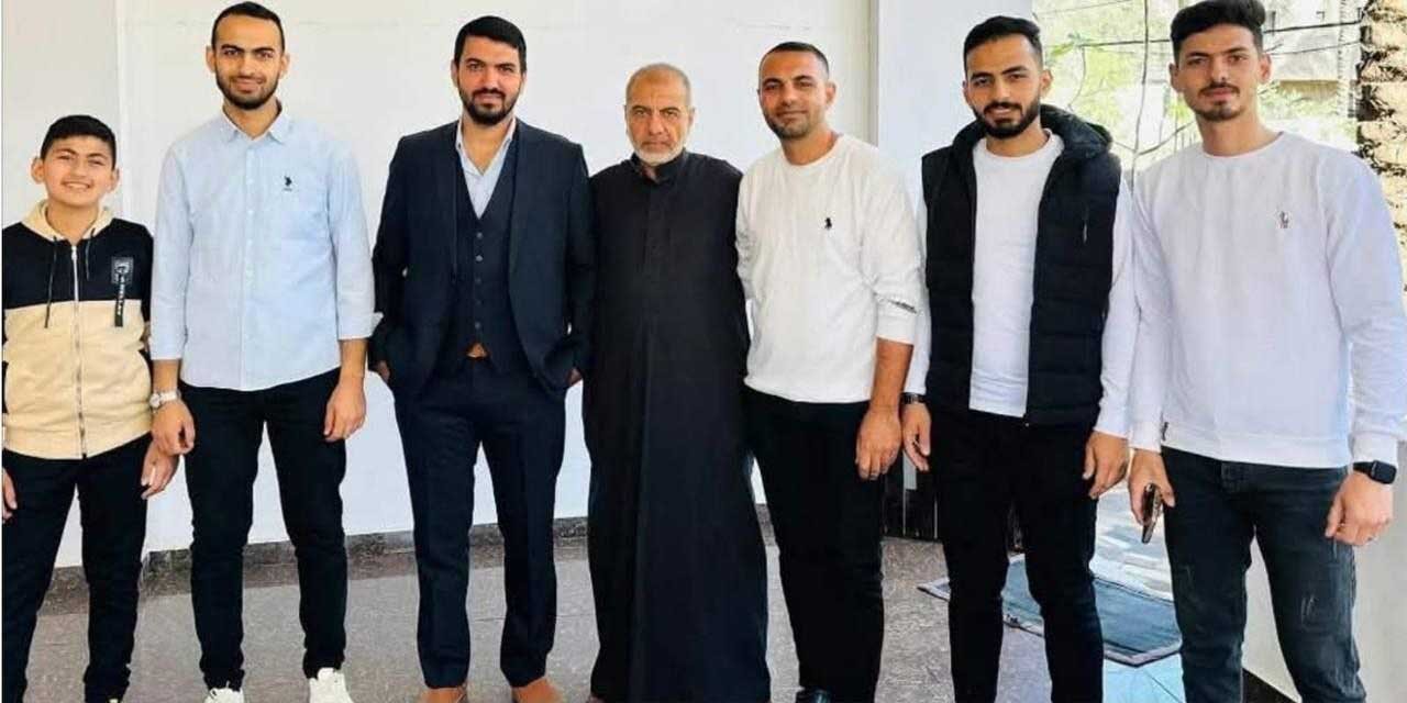 تصویر دردناک از نماز خواندن پدر فلسطینی بر پیکر ۶ فرزندش!