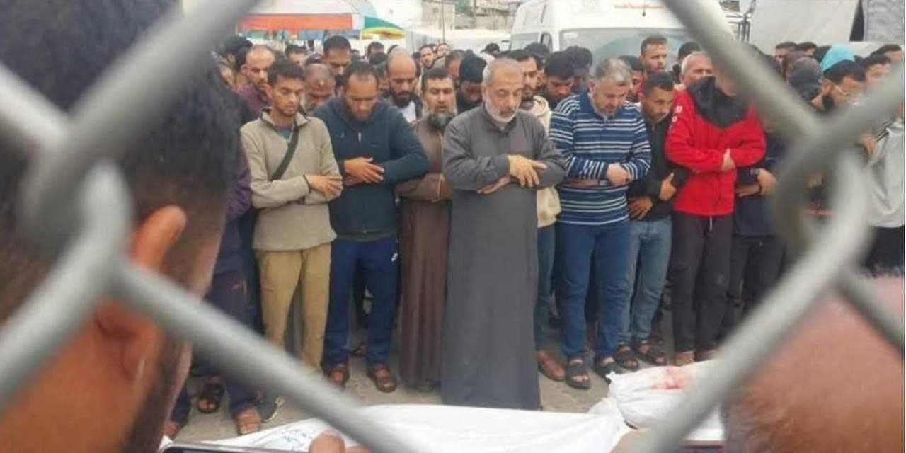 تصویر دردناک از نماز خواندن پدر فلسطینی بر پیکر ۶ فرزندش!