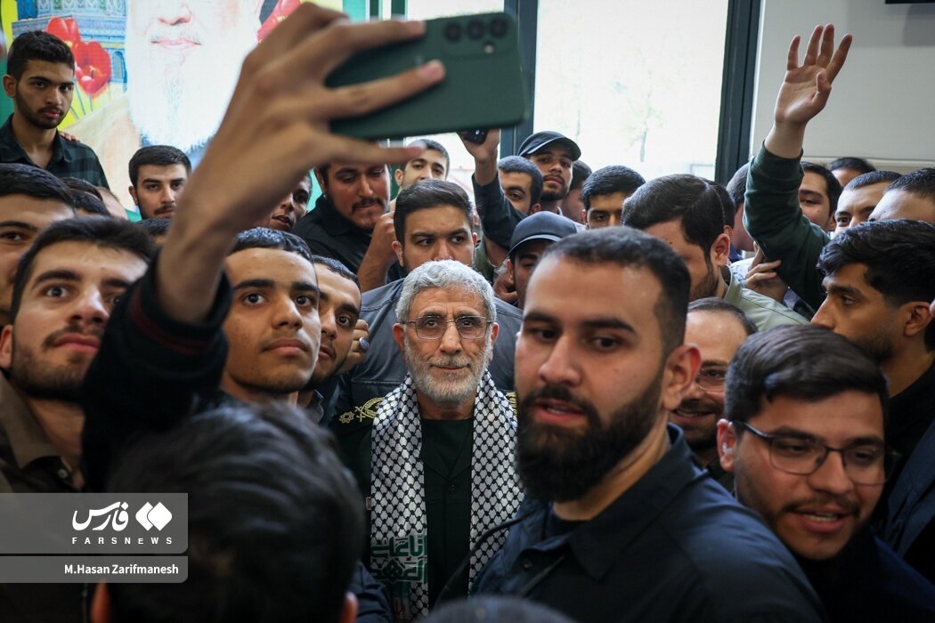 استقبال مردم برای سلفی گرفتن با سردار قاآنی | تصاویر