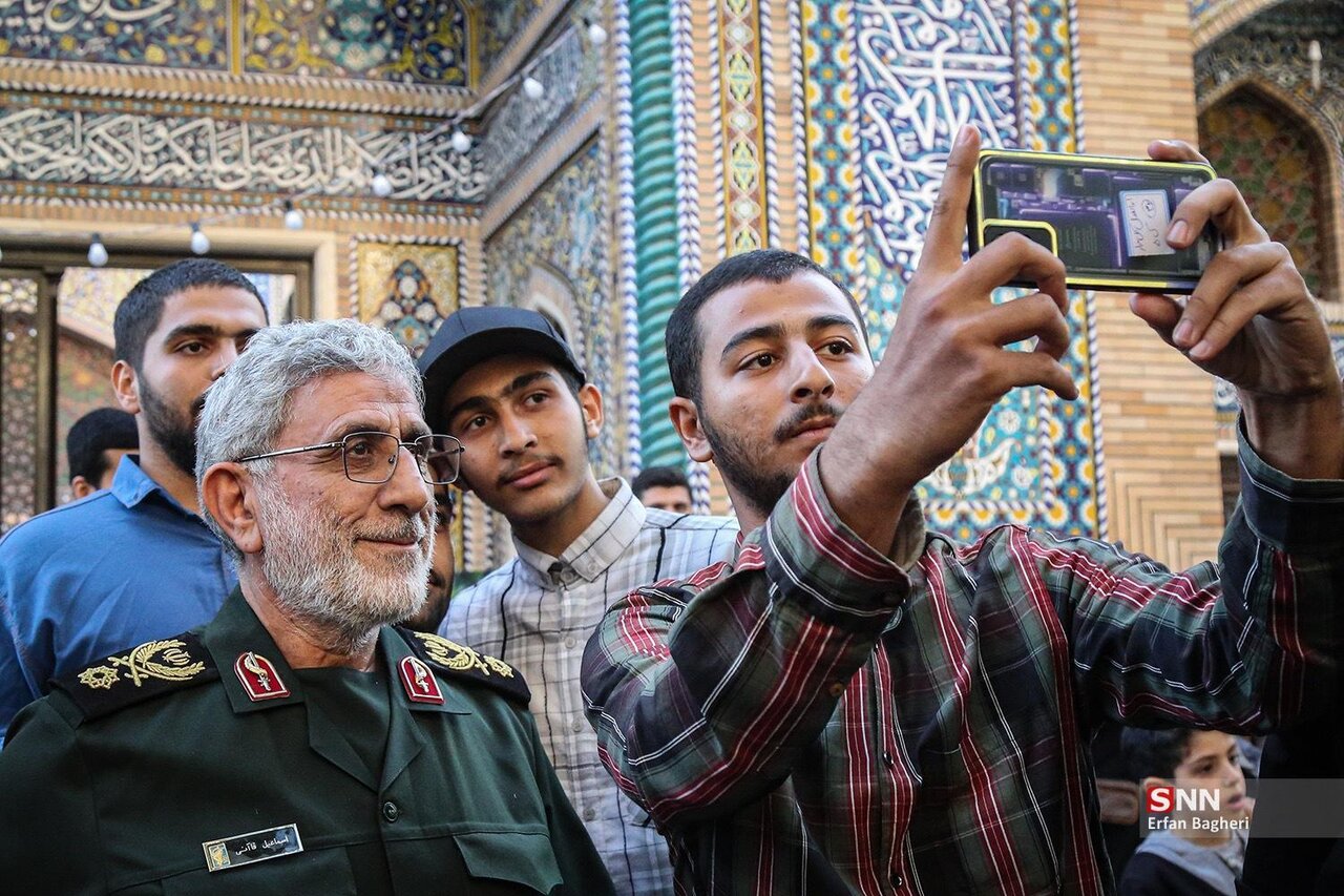 استقبال مردم برای سلفی گرفتن با سردار قاآنی | تصاویر