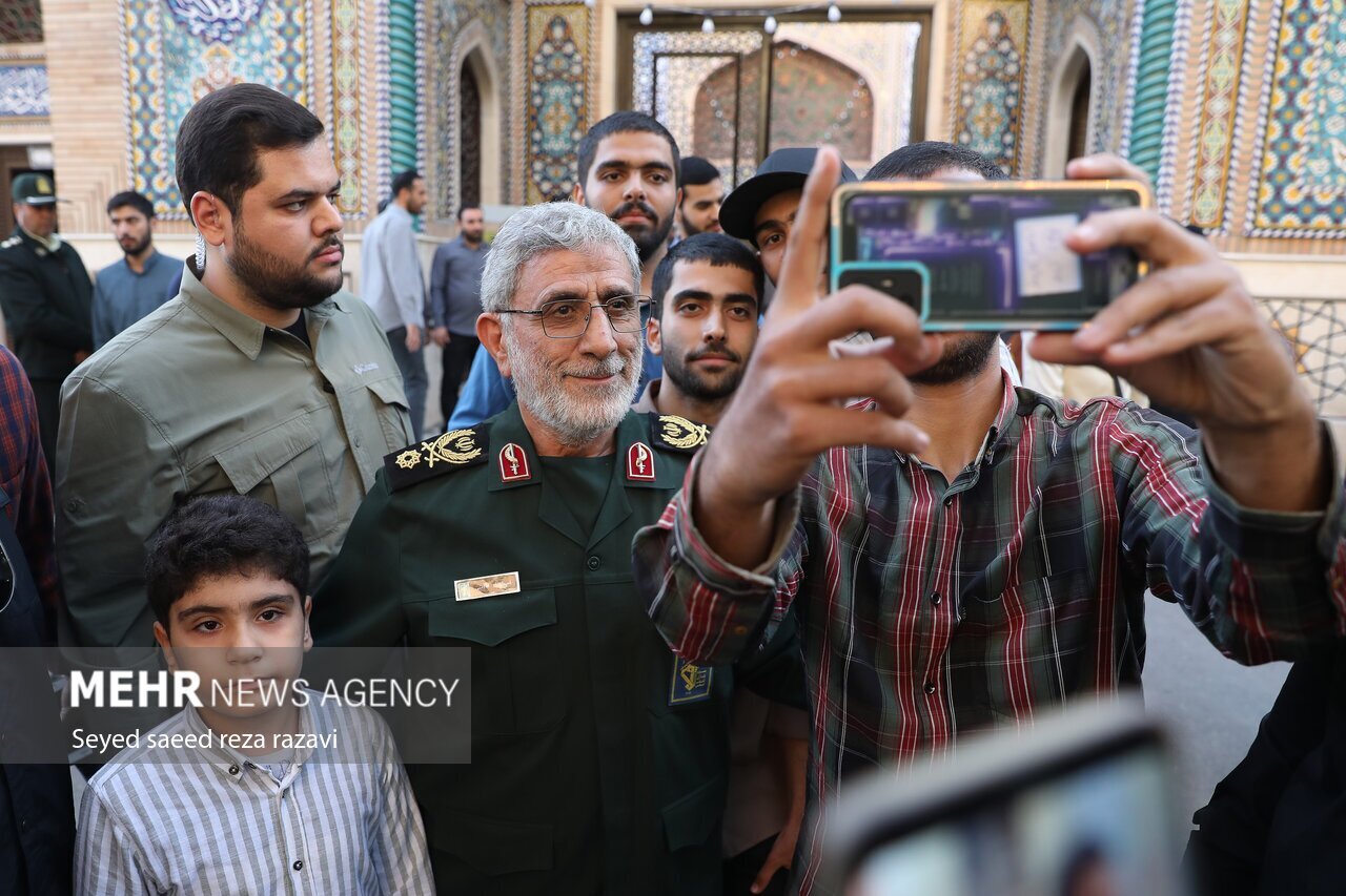 استقبال مردم برای سلفی گرفتن با سردار قاآنی | تصاویر