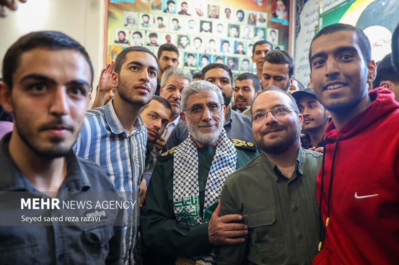 استقبال مردم برای سلفی گرفتن با سردار قاآنی | تصاویر