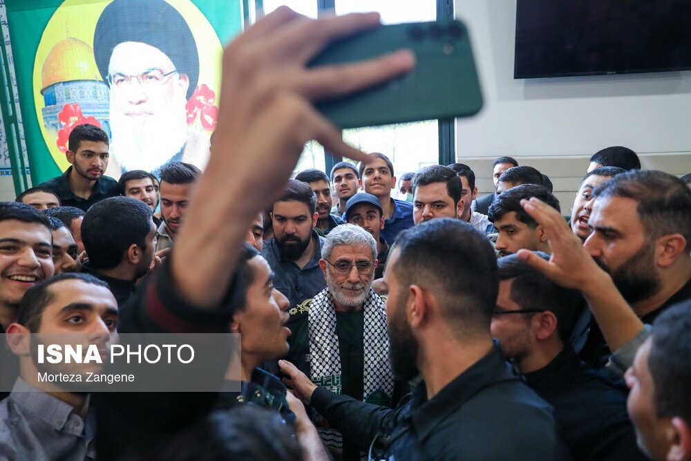 استقبال مردم برای سلفی گرفتن با سردار قاآنی | تصاویر