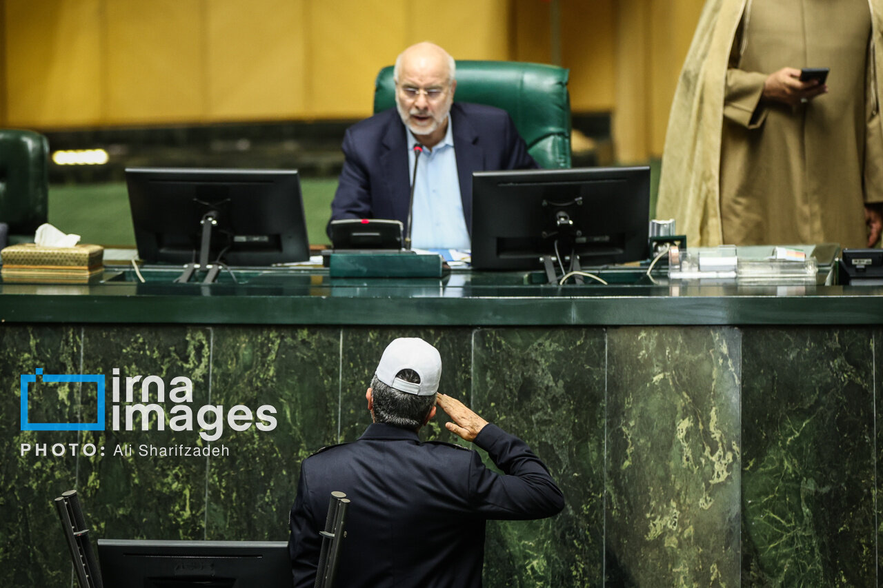 احترام نظامی به قالیباف در مجلس | تصاویر