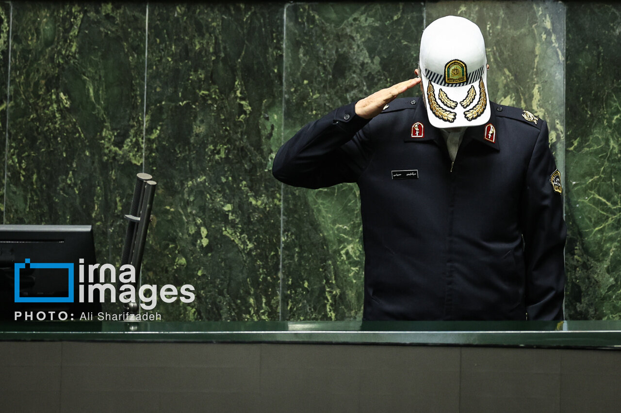 احترام نظامی به قالیباف در مجلس | تصاویر