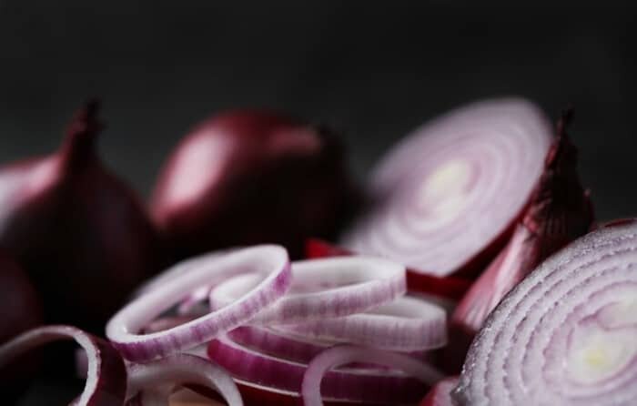 آب پیاز قرمز ؛یک ماسک ارزان برای درمان لک صورت، جای جوش و ضد پیری