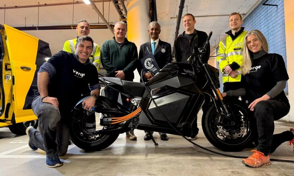 رکورد جهانی بیشترین پیمایش با موتورسیکلت برقی ثبت شد | تصاویر