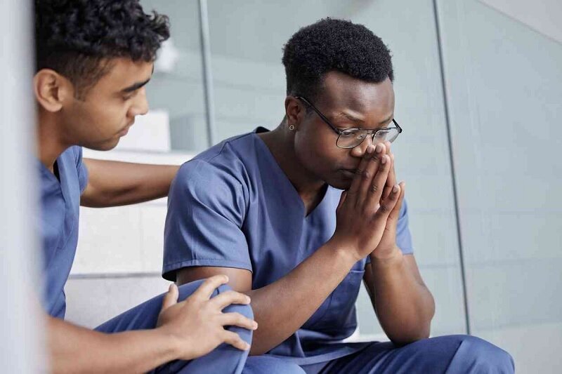 اگر این ۱۰ جمله را زیاد استفاده میکنید از زندگی راضی نیستید!