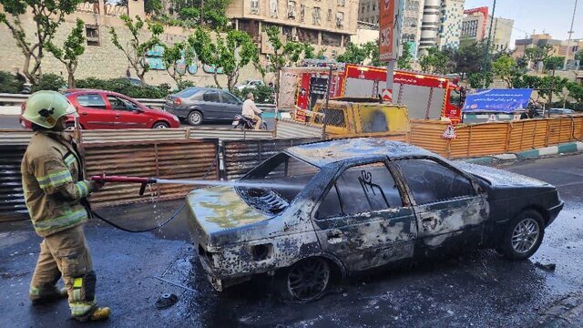 جزئیات آتش گرفتن پژو ۴۰۵ در بزرگراه مدرس | ۲ جوان داخل خودرو بودند + تصاویر